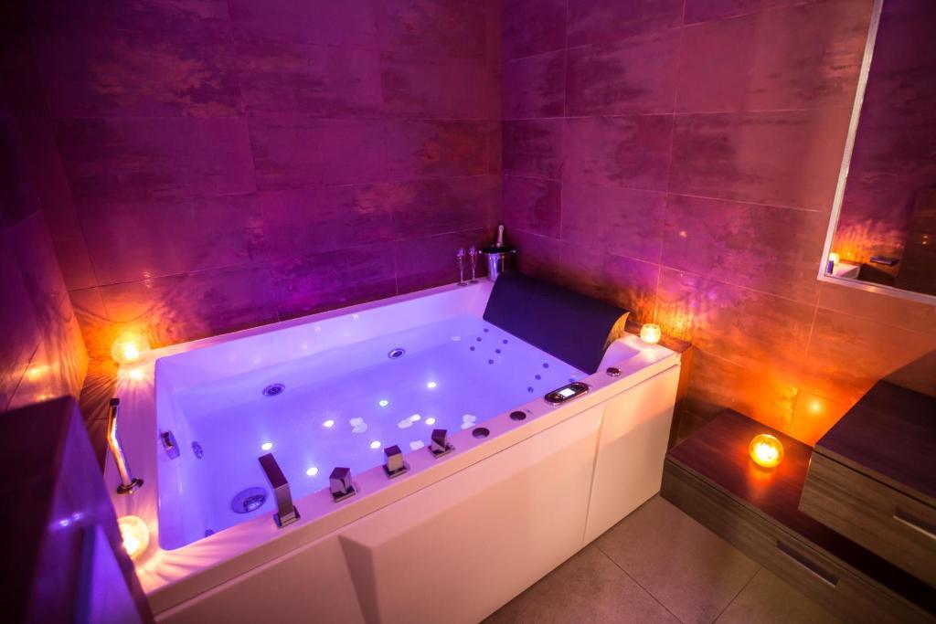 LUXURY - Premium Four-Bedroom Apartment with Sea view and sauna and jacuzzi and barbecue