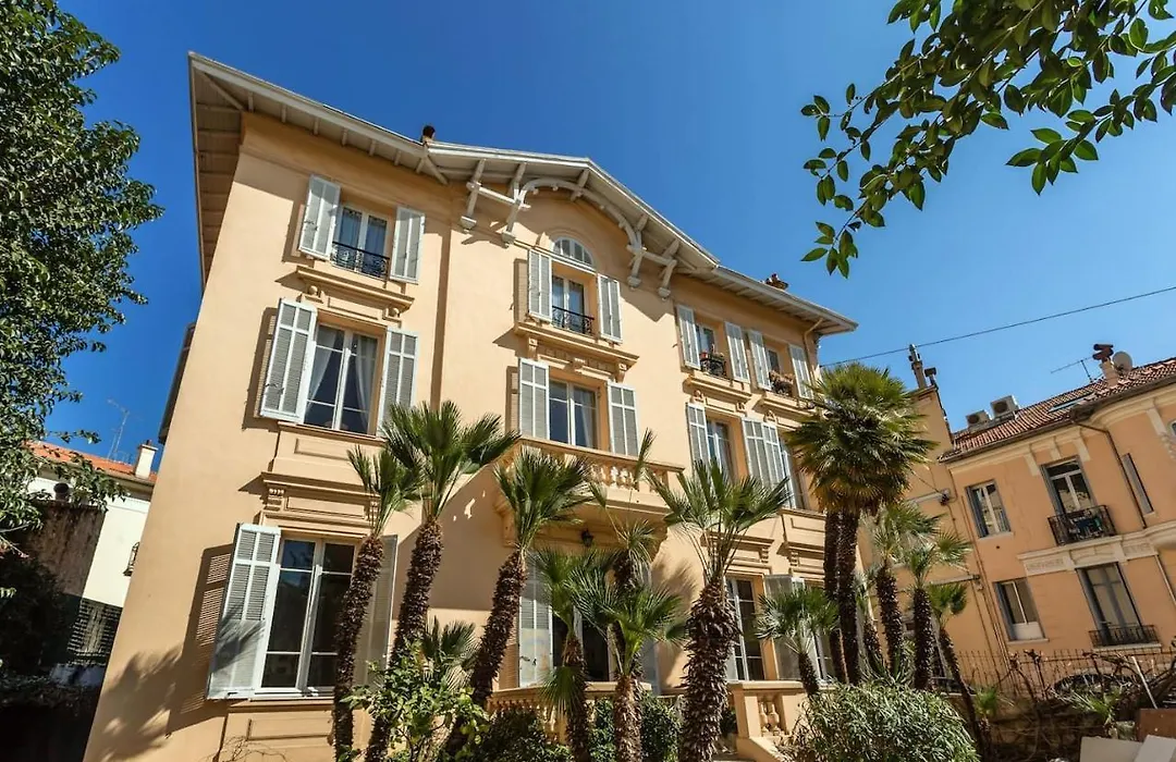 Ac-Free Parking - Contemporary 4 Bedroom Villa Apartment-1