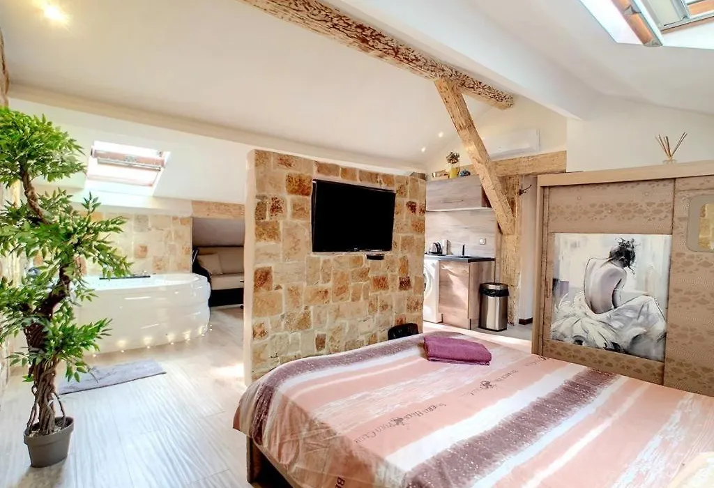 Beautiful appartment with jacuzzi-1