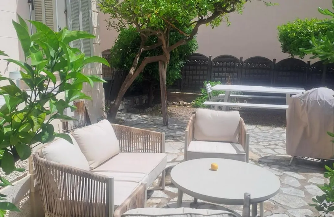 Un rez de jardin en plein centre-1