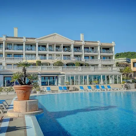 Upstays - 2 Rooms - Renovated - Pool - Parking-3
