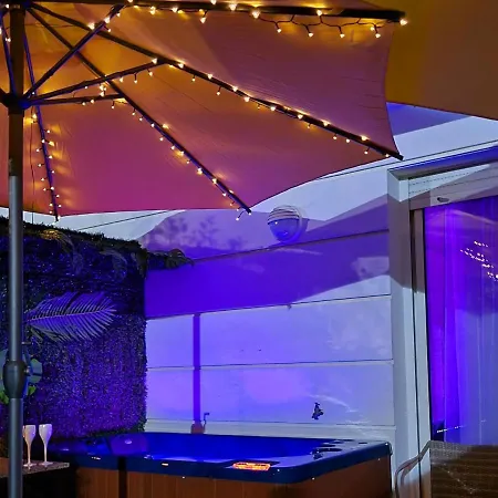 Évasion à deux, domaine prestigieux, jacuzzi et parking privés, piscine-3