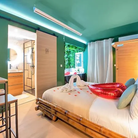 The Jungle - Jacuzzi, Sauna & Projector-3