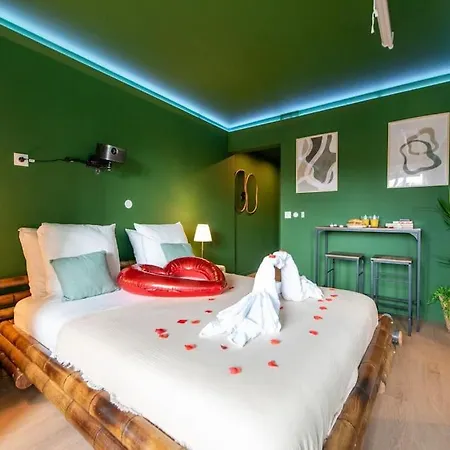 The Jungle - Jacuzzi, Sauna & Projector-2