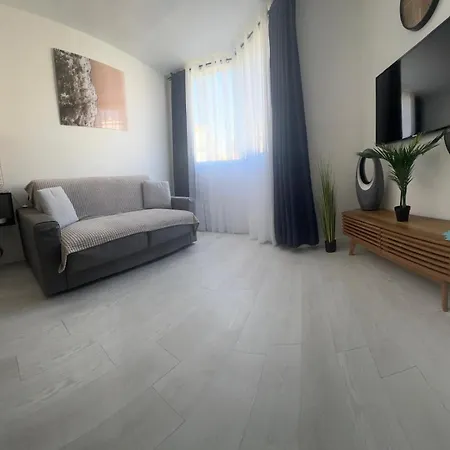 Azur Éden Studio avec Piscine à Deux Pas de la Plage-3