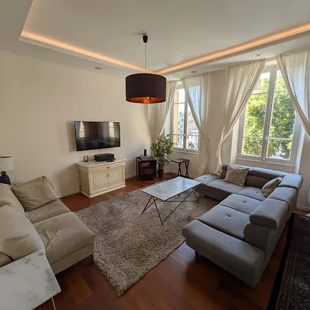 Ac-Free Parking - Contemporary 4 Bedroom Villa Apartment-2