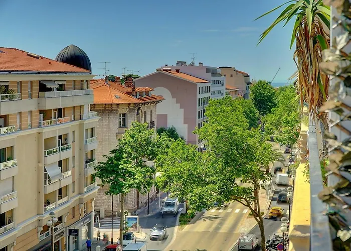 Elisa - Traversant - Terrasse - Verrière Côte d'Azur Cannes