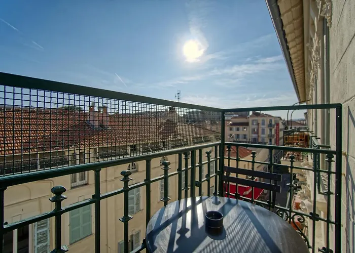 Superbe 3 pièces refait à neuf classé 4 étoiles avec ascenseur et balcon à pied de la plage et du palais des festivals Cannes