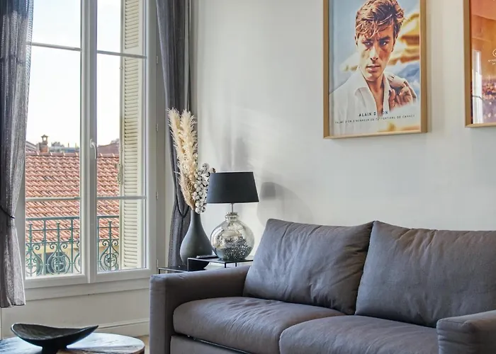 Superbe 3 pièces refait à neuf classé 4 étoiles avec ascenseur et balcon à pied de la plage et du palais des festivals Cannes