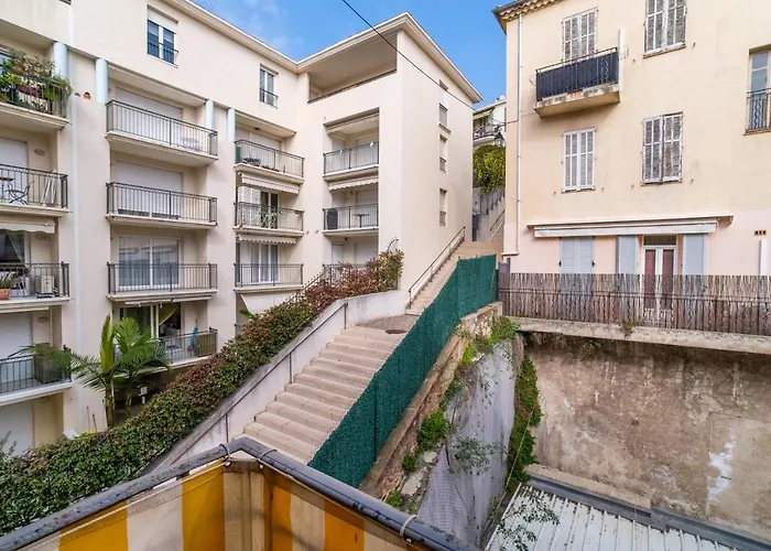 Appartement 3 pièces- Vieux port- Terrasse - Parking Possible à Cannes
