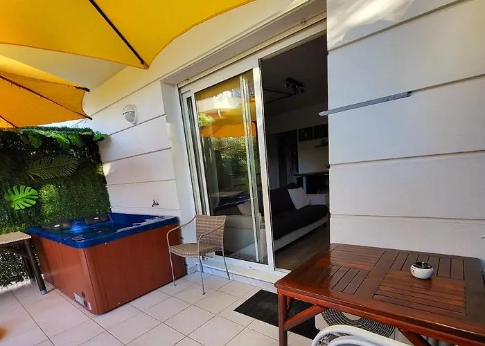 Appartement Évasion à deux, domaine prestigieux, jacuzzi et parking privés, piscine à Cannes