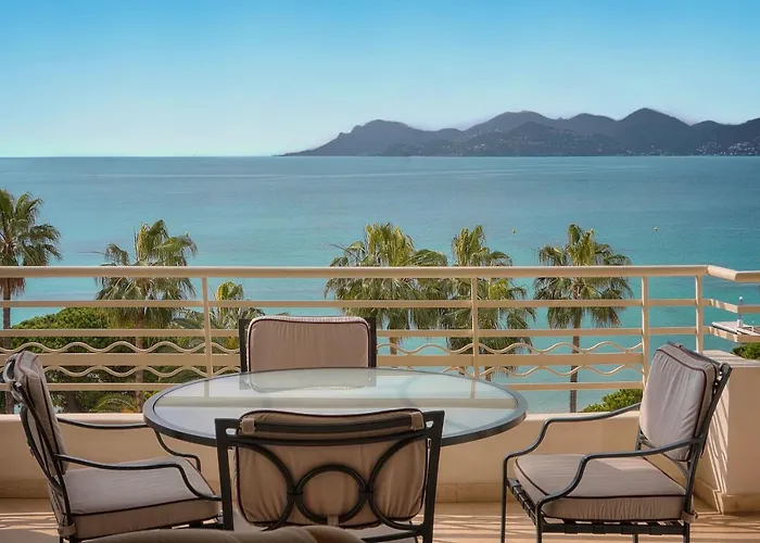 Buckingham & Lloyds - Cannes