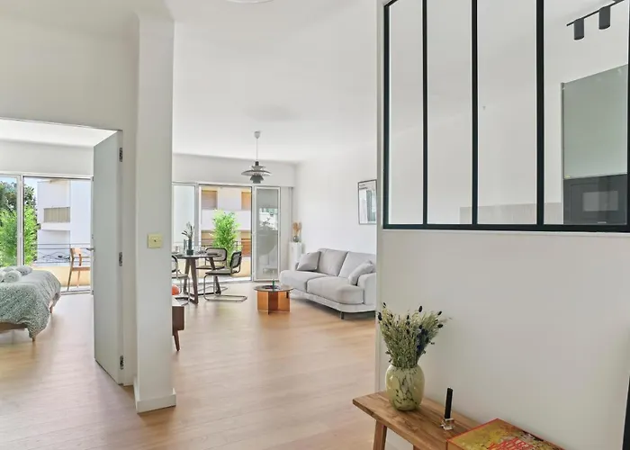 Designer Flat, Luxurious, Close From Palais, Terrasse, Private Garage, Air Conditoning Cannes