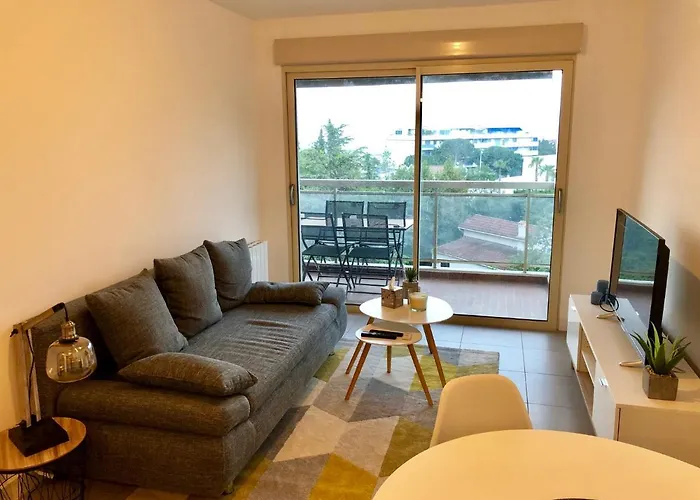 Appartement neuf, piscine, terrasse, vue mer. Cannes