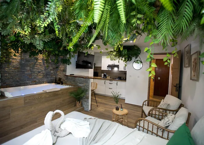 Jungle Room Jacuzzi Privé Évasion en amoureux Cannes