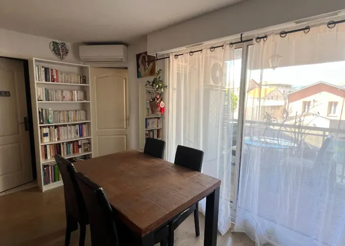 Superbe Appartement 2 chambres terrasse 4 à 6 couchages piscine à deux pas des plages et du centre ville Cannes