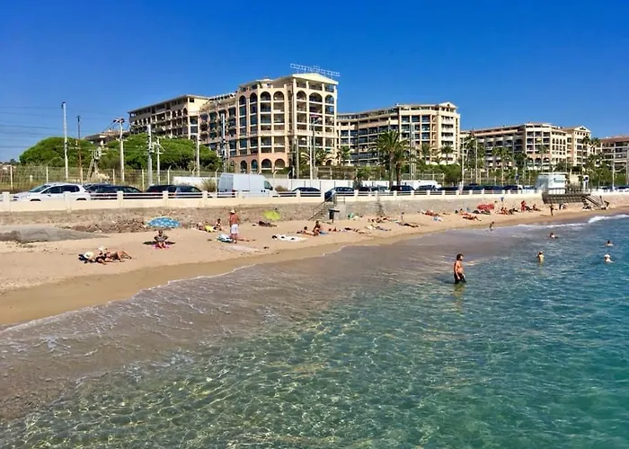 JOLI 2 PiECES AUX PIEDS DES PLAGES Cannes