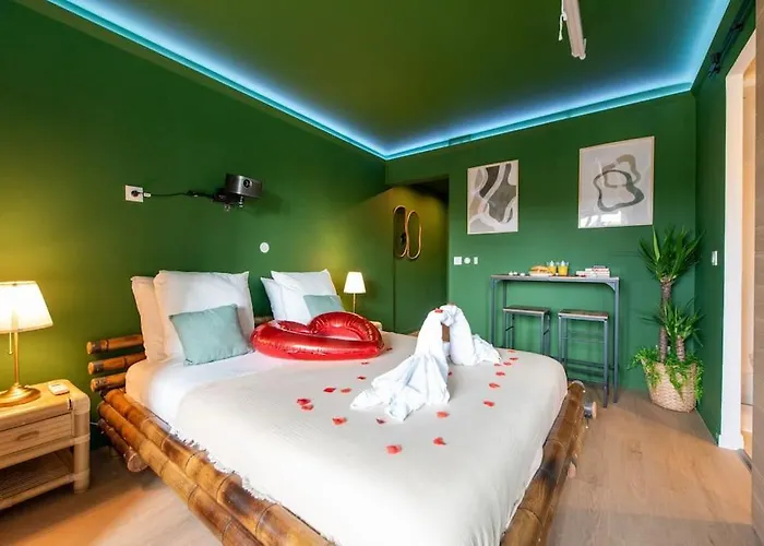 The Jungle - Jacuzzi, Sauna & Projector Cannes