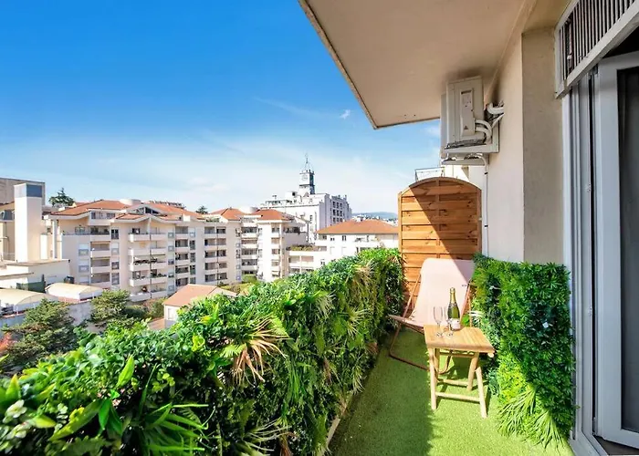 The Jungle - Jacuzzi, Sauna & Projector Cannes