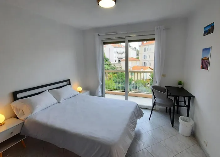 Sunny Mercury - Room In Apartment Cannes
