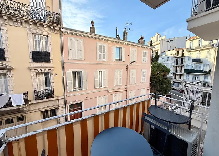 C001-Beau studio neuf situé au centre Cannes