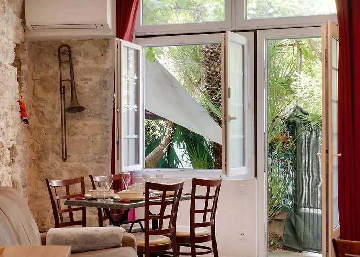 À 1km Plage du Midi et Palais des Festivals - Appartement Centre Cannes avec Cour Extérieur Privée