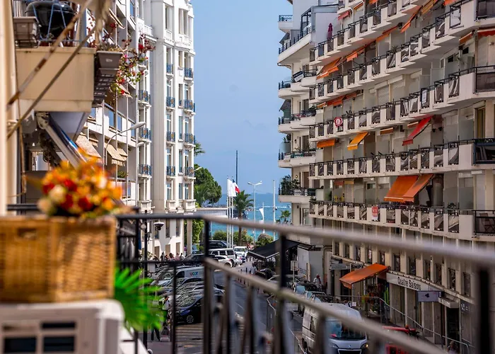Luxe 1 minute a pied du Martinez plage shopping vu Mer Cannes