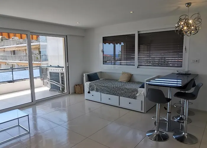 Cannes Vue Mer T2 61M²+ Parking