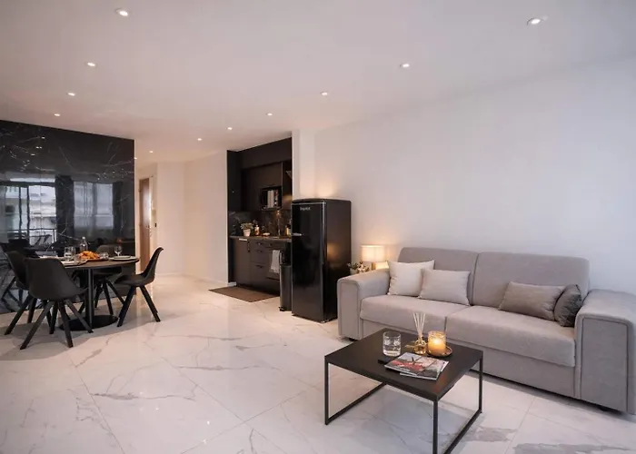 Modern Maubourg Élégance et Prestige à Cannes